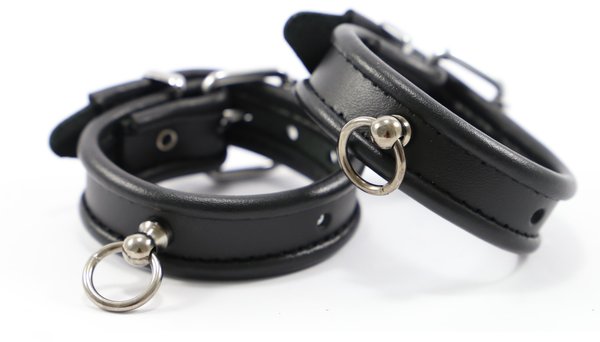 Bondage Leder Handfesseln schwarz mit kleinem O Ring